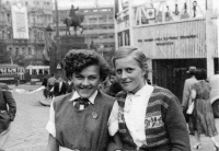 Pamětnice (vpravo) s kamarádkou na spartakiádě v Praze / 1955