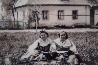 Marie Hrdinová (rozená Vaníčková) vpravo, 1938