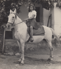 Na koni, kterého vyměnil na konci války s rodinou Dvořáčkovou německý voják za civilní oblečení 