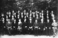 Otec pamětnice Adolf Žyła (třetí zleva ve druhé řadě) / maturita