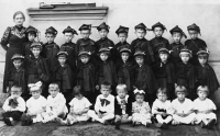 Pamětnice (třetí zprava uprostřed) s dětmi z polské školky / kolem roku 1938
