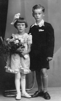 Pamětnice s bratrancem Broňkem / asi 1939