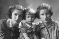 Halina Žyłová s mladšími sestrami / kolem roku 1948