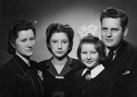 Pamětnice s rodiči a mladší sestrou / kolem roku 1948