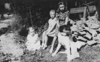 Pamětnice (úplně vlevo) se sestřenicí a psem Brokem / kolem roku 1943
