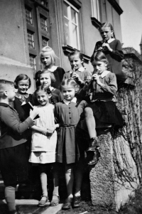 Pamětnice (úplně nahoře s flétnou) v německé škole v Horní Suché / kolem roku 1944