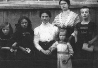 Pamětnice se sestrou, matkou a dalšími příbuznými / asi konec 40. let