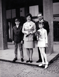 Pamětnice s manželem a dětmi /  konec 60. let