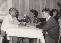 Josef Novotný s otcem Josefem a matkou Věrou v roce 1965