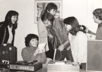 Josef Novotný (uprostřed) jako redaktor školního rozhlasu se studenty v roce 1980