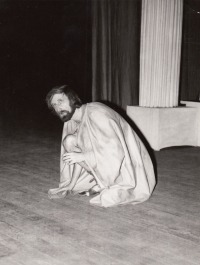 Josef Novotný v roce 1984 jako hlídač v představení Král Kreon, ochotnický soubor J. K. Tyla