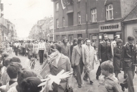 Josef Novotný v průvodu na 1. máje v roce 1978 (osmý zprava)