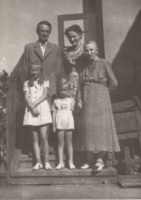 Otec Josef Novotný, matka Věra, rozená Čubanová, babička Marie Vydrová, sestra Olga Novotná a Josef Novotný v roce 1953