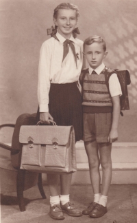 Josef Novotný se sestrou Olgou Novotnou v roce 1956