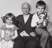 P. Dominik Pecka s dcerou a synem pamětnice Anny Mackové