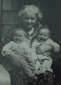 Anna Vyoralová s babičkou a sestrou Janou
