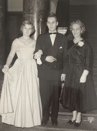 Zleva Svatava Mádrová, Miloš Mádr mladší, Růžena Mádrová. 26. listopadu 1957