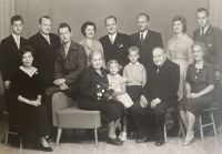 Rodina Mádrova 10. října 1960 na rodinné oslavě. Krátce po otcově návratu z vězení.