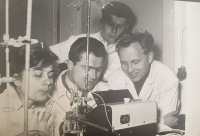 Svatava Mádrová při práci v laboratoři - rok 1963
