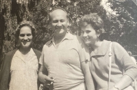 Růžena Mádrová, Miloš Mádr starší, Svatava Mádrová při dovolené v Kladsku v roce 1962