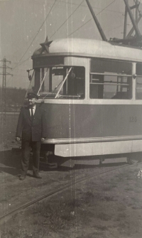Miloš Mádr pózující se svou tramvají