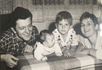 Mladá rodina. Úplně vpravo pamětnice. Nedatováno
