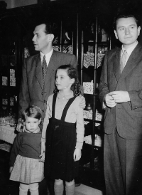 On the day of arrival in Israel. Taken in Haifa on January 3, 1950. Pictured with her father Eduard Goldstücker (left)