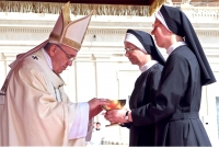 Ivana Angelika Pintířová (uprostřed) s papežem Františkem, Řím, 2016