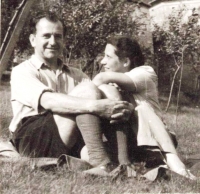Rodiče Jiřího Poláčka v Sadské, léto 1945