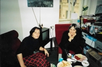 S psycholožkou a někdejší disidentkou Danou Němcovou v Poradně pro uprchlíky