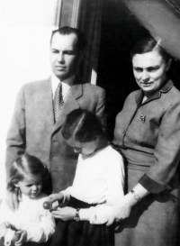 Helena s rodiči Martou a Eduardem Goldstückerovými a starší sestrou Annou (1950)