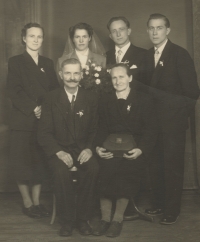 Svatba Josefa Langera, vlevo sestra Marie, provdaná Hrdinová, vpravo bratr Vincenc, dole rodiče, 50. léta