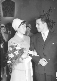 Svatba s pozdějším spisovatelem a disidentem Jiřím Grušou (1962)