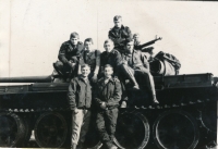 Tadeusz Oratowski (nahoře druhý zleva) se svými vojáky z tankové čety.