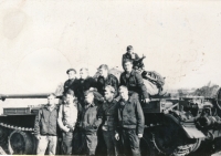 Tadeusz Oratowski (stojí druhý zleva) se svou tankovou četou.