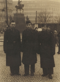 Vincenc Langer (vpravo) na vojně v Praze, 1953