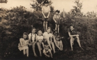 Dětství Ivana Zajíce ve Stráži nad Nisou v padesátých letech 20. století - v roce 1954 mu byly tři roky (nejmenší vpředu)