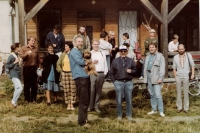 Divadlo Podlesí (pamětník vzadu)