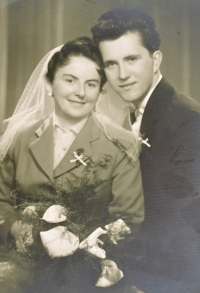 Svatební fotografie Dany a Bohuslava Jiráskových (1959)