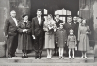 Svatební fotografie Bohuslava a Dany Jiráskových před Staroměstskou radnicí - vlevo rodiče Bohuslava Jiráska (1959)