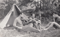 Theodor Jan (vlevo) na výletě u Nymburka, cca 1955–1958