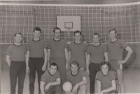 Theodor Jan (horní řada, třetí zleva) a milovaný volejbal, Ravensburg, 1969