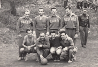 Theodor Jan (první klečící zleva) na volejbalovém turnaji, cca 1958