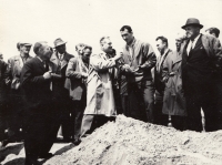 Theodor Jan (uprostřed) při výstavbě silážních jam, 1964