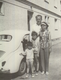 Jiřina Gímešová s manželem a dcerami, 60. léta