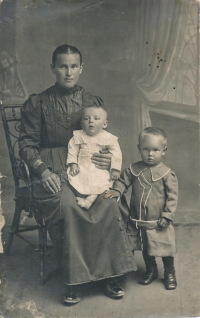 Litomiská Barbara - babička Holleschová se syny Josefem (starší, otec pamětnice) a Viktorem, 1916