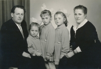 Litomiská Barbara - with her parents and sisters (Barbara, the first one first one from the girls), 1960