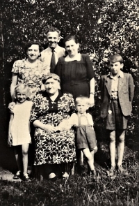 Tříletý Ivan Zajíc (vpravo dole) s rodinou matky. Na fotografii je babička Marie Müllerová (uprostřed dole), nevlastní sestra Dana vedle ní, teta Marie (nahoře vlevo), otec Ladislav (nahoře uprostřed), matka Ivana (nahoře druhá zprava) a vedle ní nevlastní bratr Vladimír