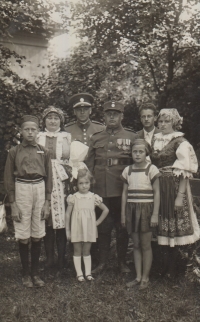 Rodinné foto, Jiřina Gímešová vlevo dole