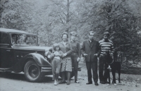 Anna Vyoralová (uprostřed) s maminkou a oběma bratry před jejich emigrací